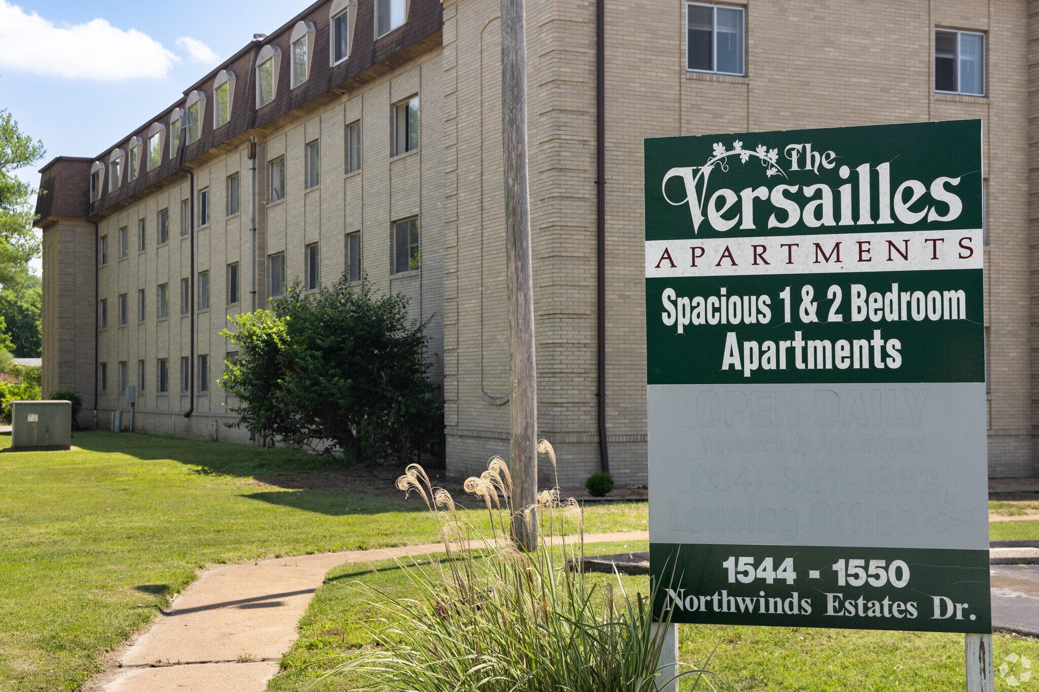 Versailles Apartments in Ferguson